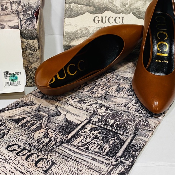 Gucci Bianca Pointed Toe Pumps. - Picture 7 of 16